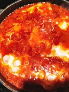 Una foto de Huevos con atún, fritura y tomate