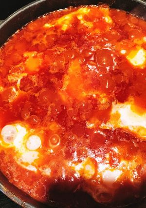 Una foto de Huevos con atún, fritura y tomate
