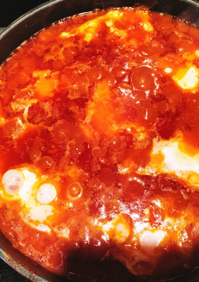 Una foto de Huevos con atún, fritura y tomate