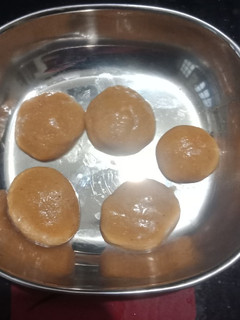સૂંઠ ગોળી(Sunth Goli Recipe In Gujarati) રેસીપી મુખ્ય ફોટો