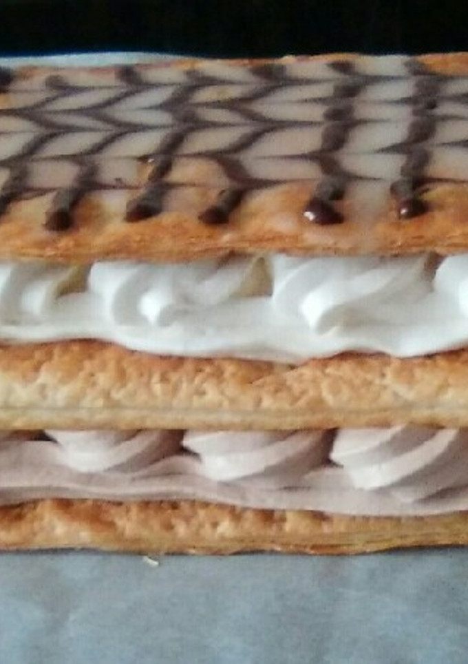 Una foto de Mil hojas de nata y chocolate