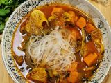 Minestrone, sült kelkáposztával és édesburgonyával, dinsztelt medvehagymával (vegán leves)