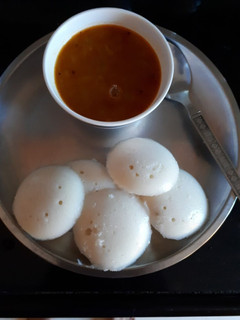 इडली सांबर (Idli Sambar recipe in hindi) रेसिपी मुख्य फोटो