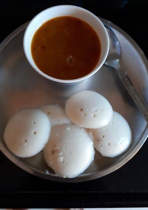 इडली सांबर (Idli Sambar recipe in hindi) रेसिपी मुख्य फोटो