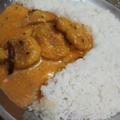 A picture of Kadhi chawal.