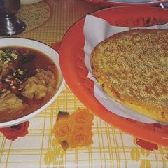 A picture of Beef shahi paye with till wali nan.