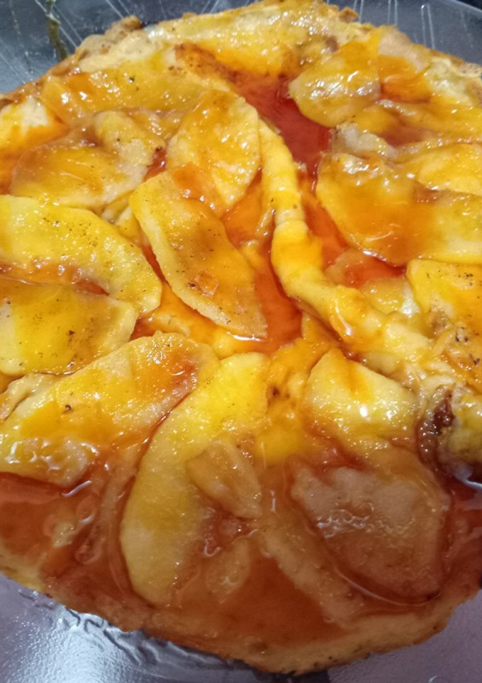 Una foto de PANQUEQUE DE MANZANA CON HARINA DE AVENA Y CARAMELO.🍎🍎🍎🍎🥰😍🤭🤭🤭