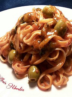 Una foto de Tallarines en salsa de tomate y olivas sabor anchoas