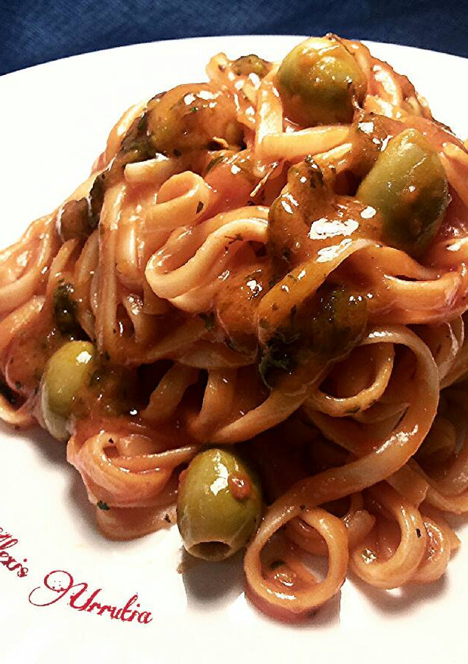 Una foto de Tallarines en salsa de tomate y olivas sabor anchoas