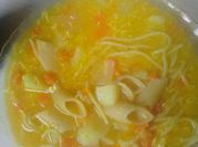 Una foto de sopa de fideos