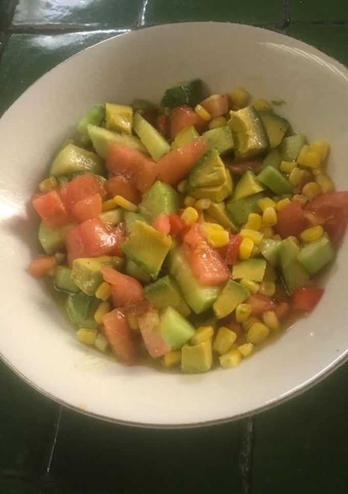 Una foto de ENSALADA CON AGUACATE 🥑