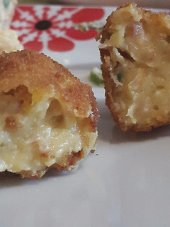 Una foto de Croquetas de jamón serrano con queso cheddar