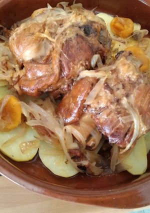 Una foto de Codillo con guarnición de patatas