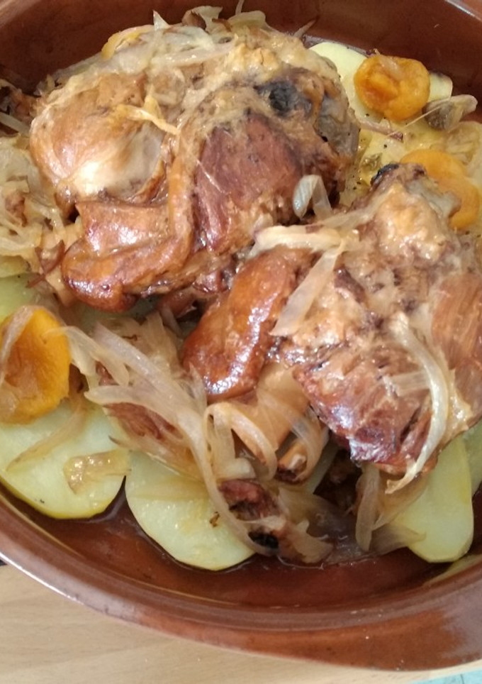 Una foto de Codillo con guarnición de patatas