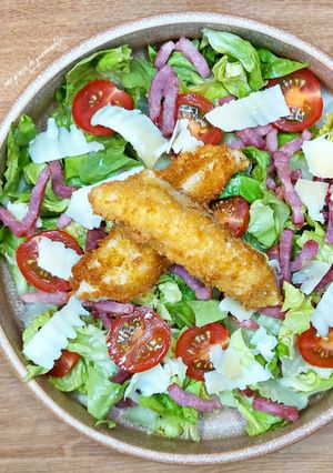 Une photo de Salade poulet pané and Co