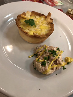 Una foto de Tartaletas de cebolla caramelizada y queso feta