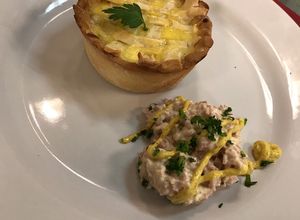Una foto de Tartaletas de cebolla caramelizada y queso feta