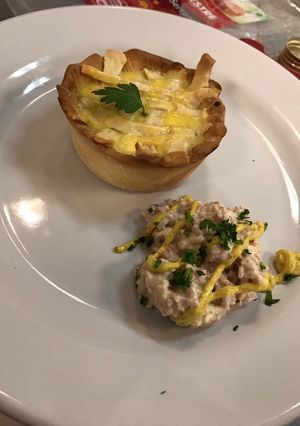 Una foto de Tartaletas de cebolla caramelizada y queso feta
