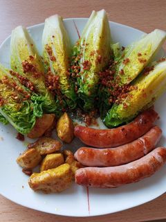 Una foto de Cogollos al ajillo con salchichas y pinchitos de pollo 😋