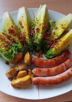 Una foto de Cogollos al ajillo con salchichas y pinchitos de pollo 😋
