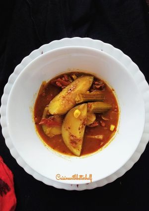 A picture of Tangy Mango Drumstick curry.