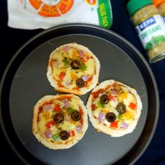 A picture of 5 minutes bread pizza.