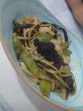 Noodles con langostinos y tirabeques