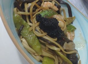 Una foto de Noodles con langostinos y tirabeques