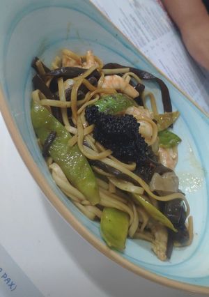 Una foto de Noodles con langostinos y tirabeques