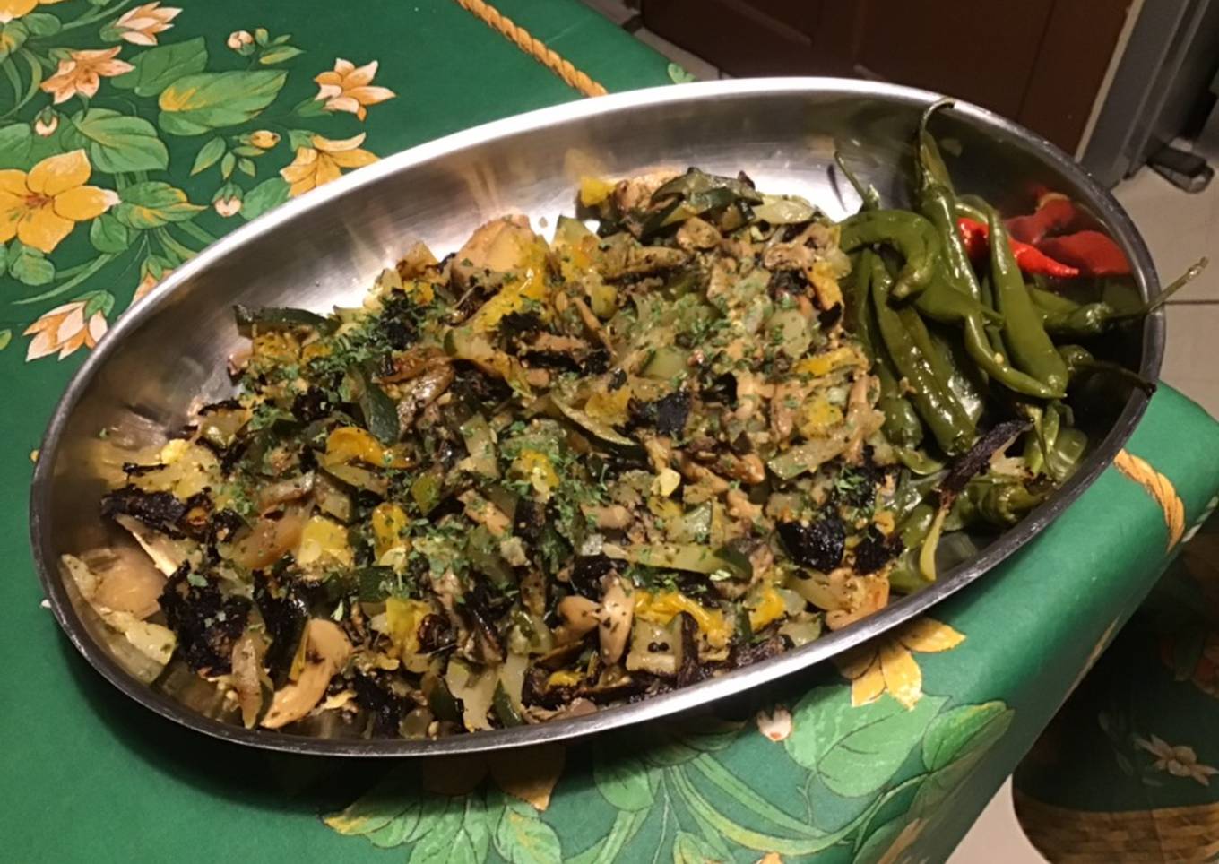 Courgette et champignons aux tomates poires et piments verts