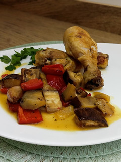 Una foto de Jamoncitos de pollo con verduras al horno