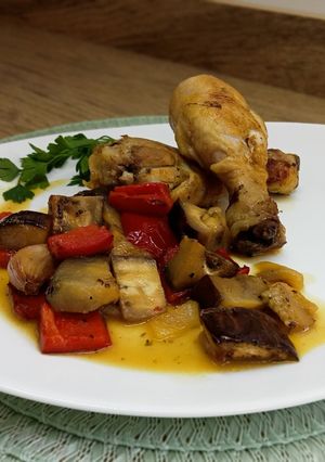 Una foto de Jamoncitos de pollo con verduras al horno