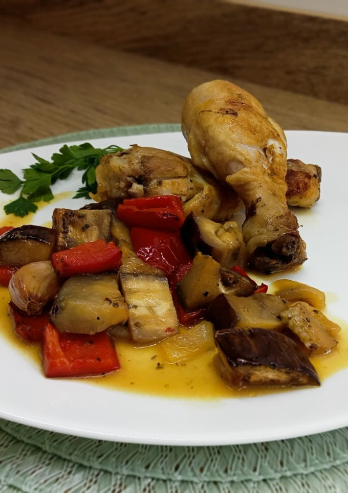 Una foto de Jamoncitos de pollo con verduras al horno