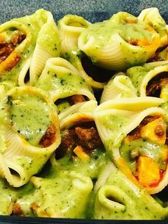Una foto de Galets rellenas de carne, huevo y jamón ibérico con salsa pesto