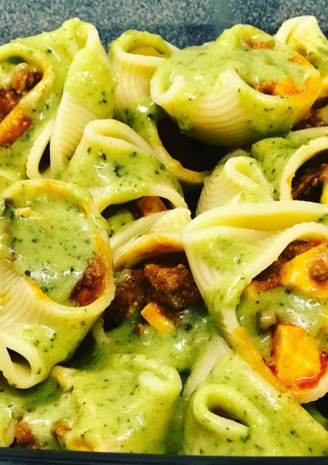 Una foto de Galets rellenas de carne, huevo y jamón ibérico con salsa pesto