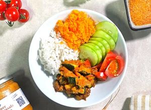 Une photo de Buddha bowl aux courgettes tikka massala
