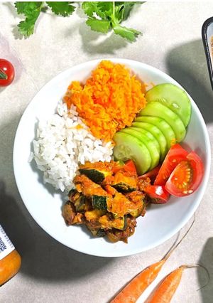 Une photo de Buddha bowl aux courgettes tikka massala