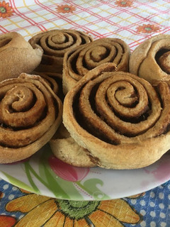 Una foto de Rolls de canela con harina integral