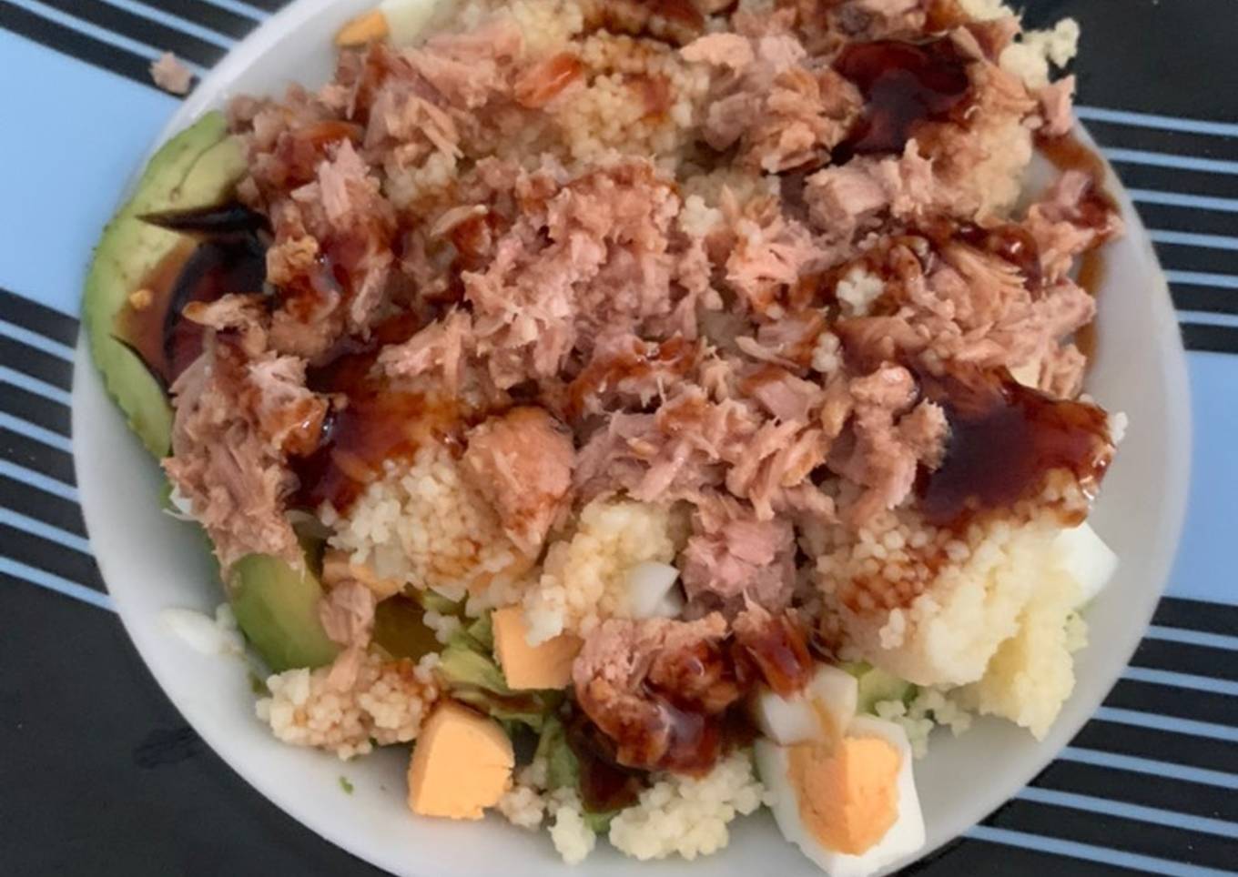 Aguacate, cous cous, atún, huevo, salsa soja y teriyaki🤤