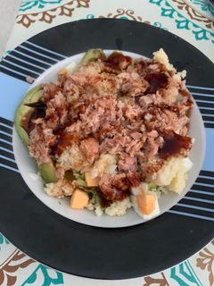 Una foto de Aguacate, cous cous, atún, huevo, salsa soja y teriyaki🤤
