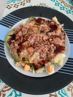 Una foto de Aguacate, cous cous, atún, huevo, salsa soja y teriyaki🤤