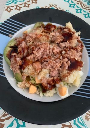 Una foto de Aguacate, cous cous, atún, huevo, salsa soja y teriyaki🤤