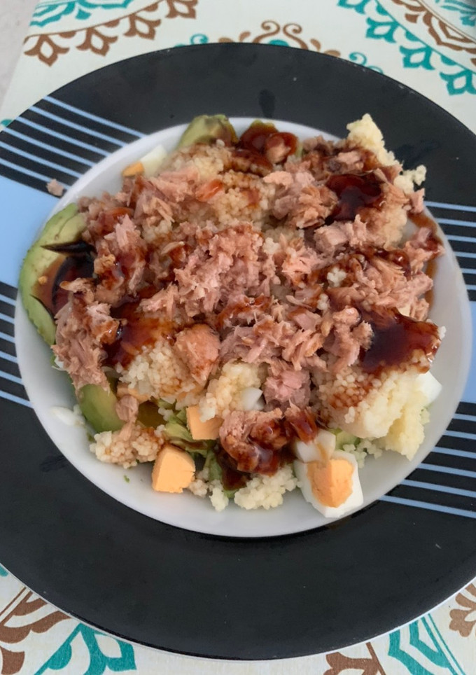 Una foto de Aguacate, cous cous, atún, huevo, salsa soja y teriyaki🤤
