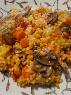 Una foto de Rape con arroz y champiñones