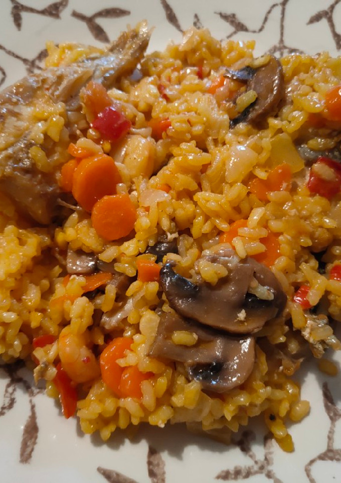 Una foto de Rape con arroz y champiñones