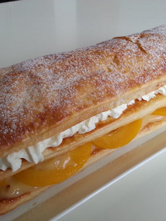 Una foto de Tarta milhojas de hojaldre con nata y crema pastelera