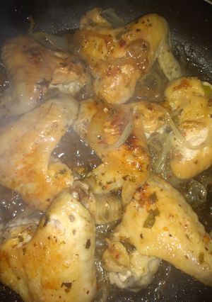 Una foto de Alitas de Pollo con Salsa de Bigotes 😉☺️