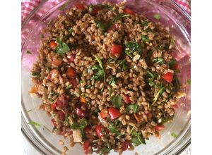 Foto di Insalata di farro con pomodorini, rucola e grana padano 🍅🌱