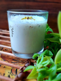 عکسی از دستور شیر موز پسته