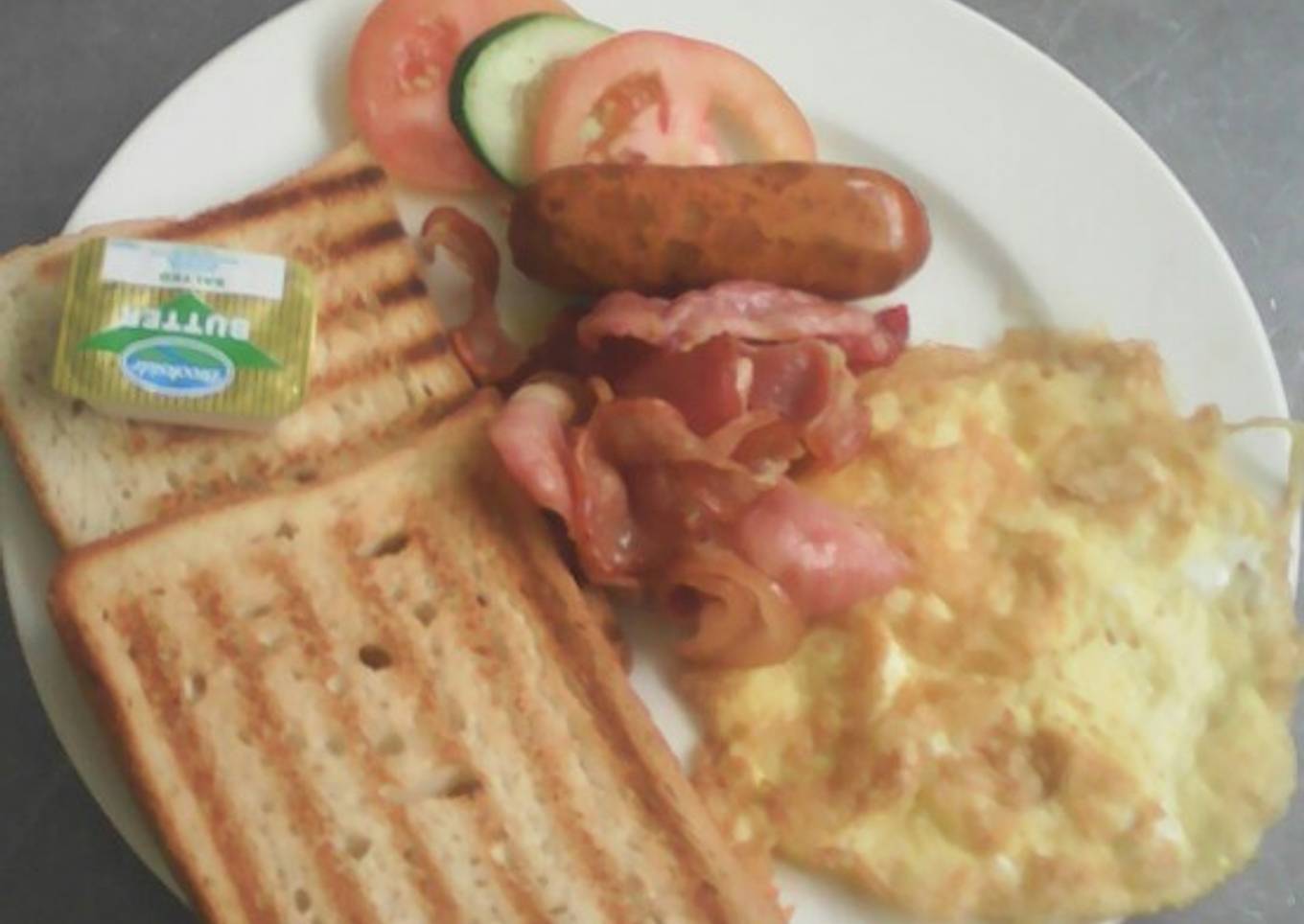 B. E. S. T (bacon,egg fried,sausage,toast bread)
